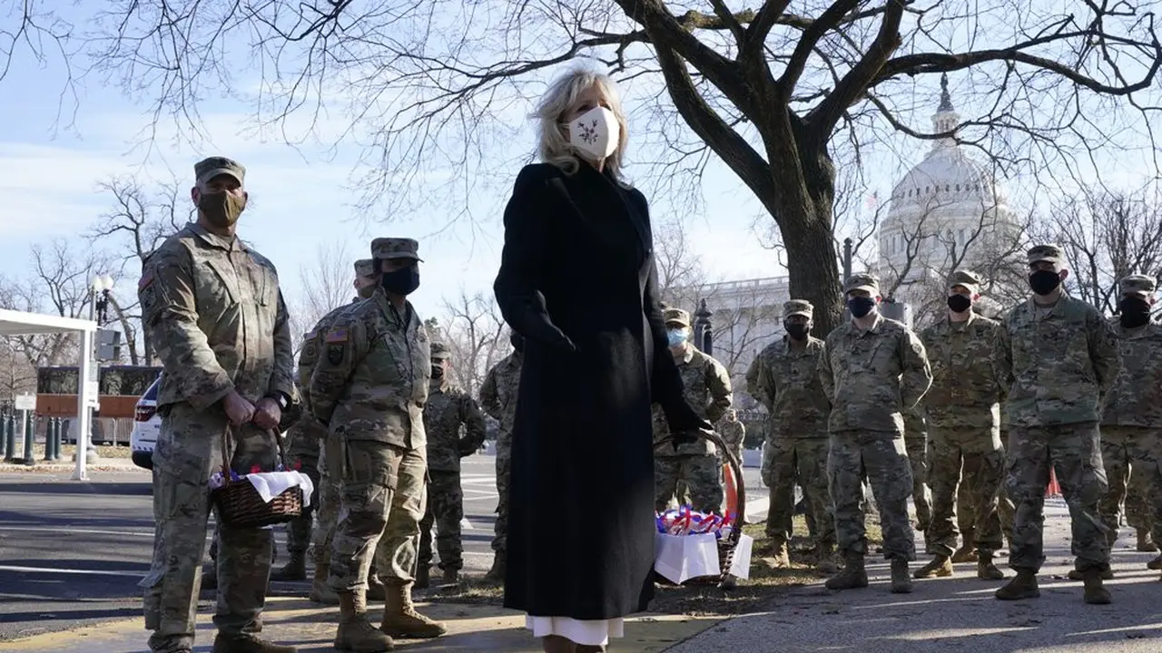 Ibu Negara Jill Biden mengunjungi Garda Nasional di Washington, DC.