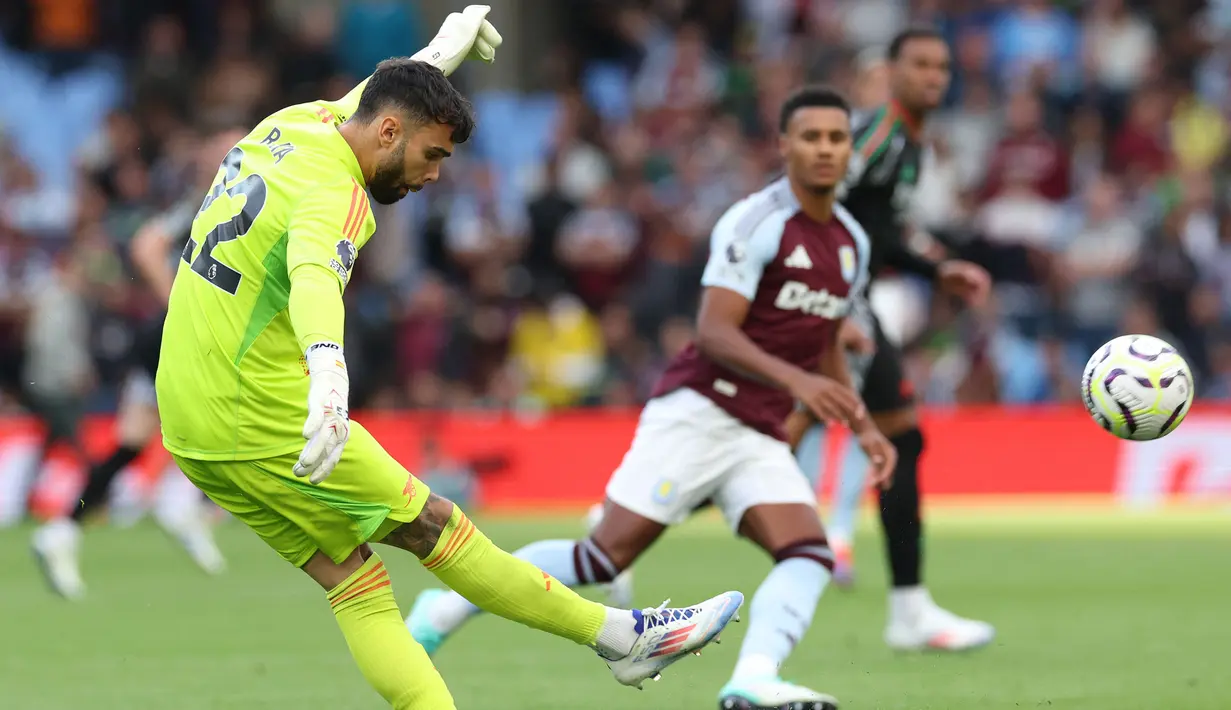 Kiper Arsenal, David Raya membuang bola saat laga lanjutan Liga Inggris 2024/2025 melawan Aston Villa di Villa Park, Birmingham, Inggris, Sabtu (24/08/2024) malam WIB. (AFP/Adrian Dennis)