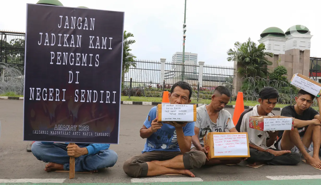 Massa yang tergabung dalam Aliansi Masyarakat Anti Mafia Tambang (AMANAT) melakukan aksi mengemis massal di depan Gedung MPR/DPR, Jakarta, Rabu (9/11/2022). Aksi tersebut sebagai bentuk simbol perjuangan dalam menegakan keadilan. (Liputan6.com/Herman Zakharia)