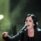 Penampilan vokalis The Cranberries, Dolores O’Riordan pada Festival Musik Sanremo ke-62 di Australia pada 18 Februari 2012. Dolores merupakan sosok frontman sekaligus vokalis yang sukses membawa karir Cranberries melesat di era 90an. (TIZIANA FABI/AFP)