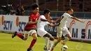 Dua pemain belakang Myanmar U-19 harus berjuang ekstra keras menahan laju serangan Timnas Indonesia U-19 yang dibangun Paulo Sitanggang (kiri) di Stadion GBK Jakarta, (5/5/2014). (Liputan6.com/Johan Tallo)