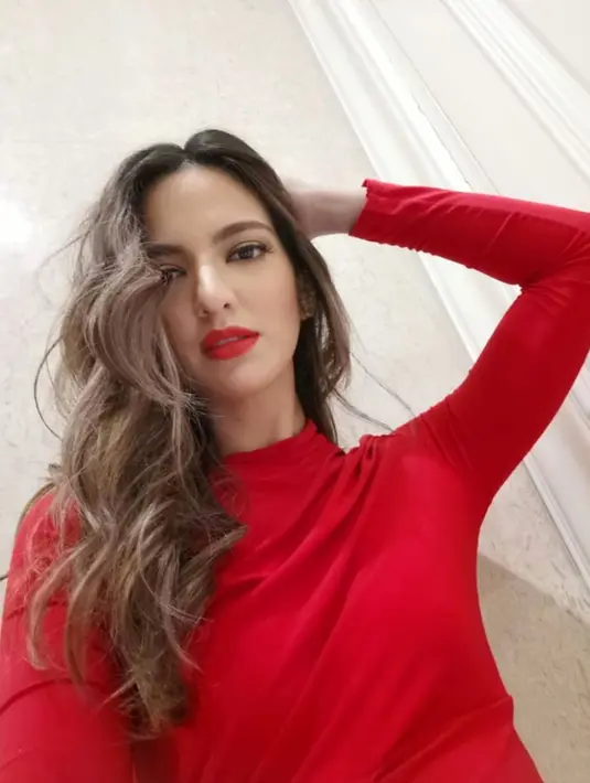 Meski hanya memakai atasan polos berwarna merah, istri Ardie Bakrie ini tampil menawan dengan lipstik senada serta membiarkan rambutnya terurai.(Liputan6.com/IG/@ramadhaniabakrie)