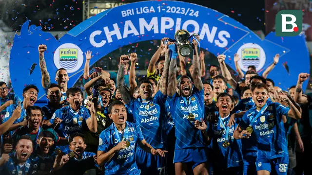 Foto: Momen Skuad Persib Bandung Angkat Trofi Juara Lagi di Kasta Tertinggi Sepak Bola Indonesia setelah Berpuasa Satu Dekade