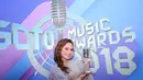 Pelantun lagu Takdir Cinta ini begitu cantik saat hadir di SCTV Music Awards kemarin. Ia mengenakan long dress berwarna abu-abu dan memiliki aksen bulu-bulu di bagian tangannya. (Adrian Putra/Bintang.com)