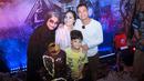 Kejutan ulang tahun Raffi dan Gigi bertema horor alias Halloween Party. Diketahui dari kanal YouTube RANS Entertainment, tema horor itu merupakan ide dari Rafathar. Tampak ibunda Gigi, Rieta Amilia juga tampil dengan dandanan menyeramkan dan busana serba hitam. (Liputan6.com/IG/@raffinagita1717)