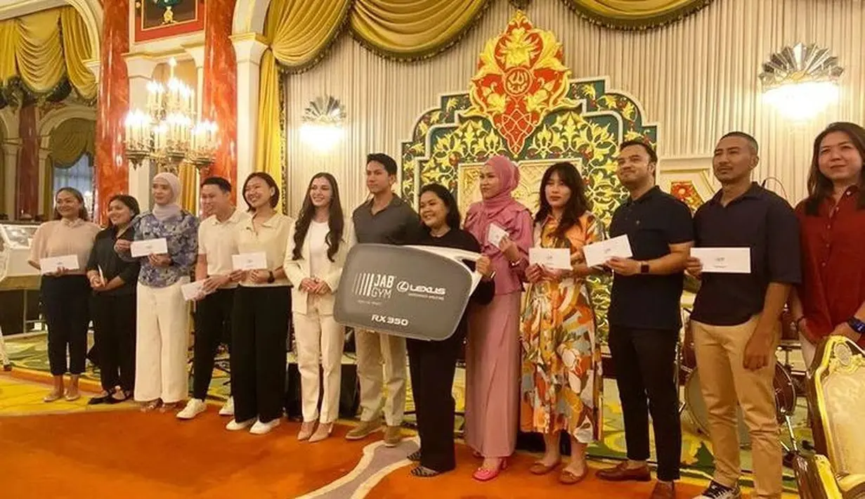 Tak hanya outfit netral yang jadi sorotan, rambut brunette panjang Anisha Rosnah turut curi perhatian [@support.anishaik]