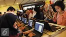 Para peserta mengisi form online saat mengikuti EGTC 2016 di Universitas Gadja Mada, Yogyakarta, Rabu (02/10). Rangkaian kegiatan ini meliputi seminar dan workshop, news presenter dan jurnalis tv SCTV dan Indosiar. (Liputan6.com/Helmi Affandi)