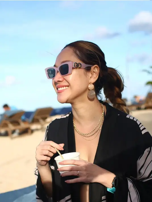 Pelantun lagu Cinta Sejati ini tampil kekinian dengan memakai kacamata gaul. Kacamata dengan frame samping berwarna ungu ini kian memperlihat sisi menawannya. Terlebih di foto ini Bunga Citra Lestari tersenyum manis yang membuatnya kian memesona. (Liputan6.com/IG/@bclsinclair)