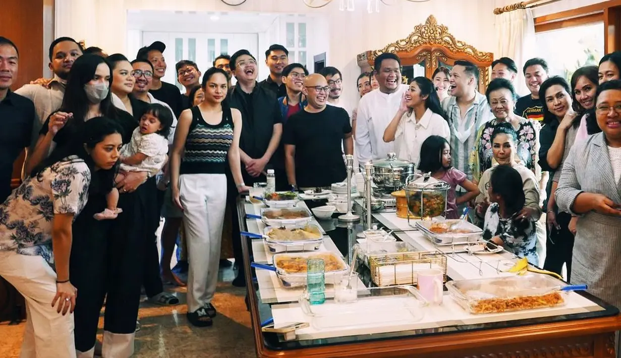 Naysila Mirdad, hadir saat sang kekasih merayakan ultah bersama keluarga besarnya.  Adik Nana Mirdad ini juga terlihat sangat akrab. (Foto: Instagram/@fitohtg)