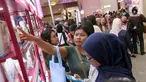 Pengunjung memilih produk kecantikan saat gelaran Jakarta X Beauty di Jakarta Convention Center (JCC) Senayan, Jakarta, Jumat (6/12/2024). (Liputan6.com/Herman Zakharia)