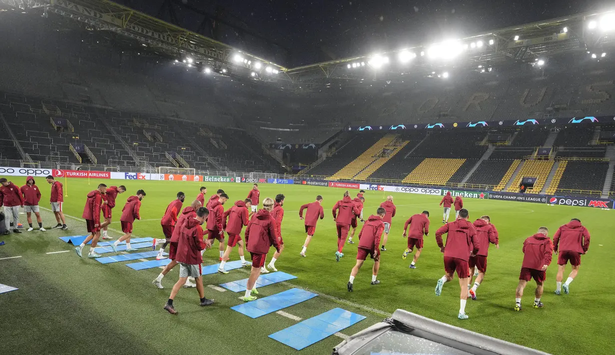 Para pemain Sevilla memasuki lapangan di stadion saat sesi latihan terakhir sebelum pertandingan sepak bola Grup G Liga Champions antara Borussia Dortmund dan Sevilla FC di Dortmund, Jerman, Senin (10/10/2022). Sevilla akan bertanding melawan Borussia Dortmund pada 12 Oktober 2022 dini hari WIB. (AP Photo/Martin Meissner)
