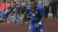 Striker baru Semen Padang, Ananias Fingkreuw, saat berkostum PSPS Riau. (Bola.com/Arya Sikumbang)