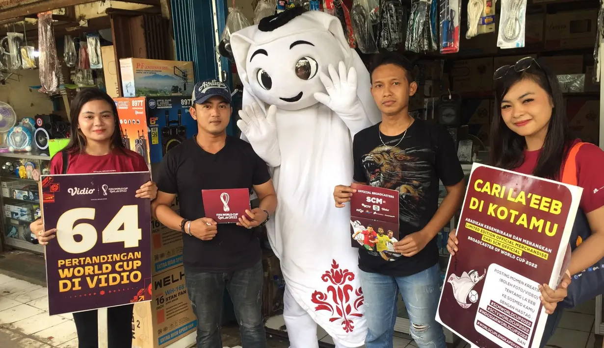 Maskot Piala Dunia 2022, La'eeb berfoto bersama warga saat mengunjungi Pasar Sentra Antasari, Banjarmasin, Kalimantan Selatan, Sabtu (29/10/2022). La'eeb berada di Indonesia dalam rangka menggaungkan Piala Dunia 2022 yang tak lama lagi akan bergulir. (FOTO: Dok. SCM)