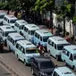 Sejumlah angkutan umum saat menunggu penumpang di Kawasan Tanah Abang, Jakarta, Jumat (9/1/2015). (Liputan6.com/Johan Tallo)