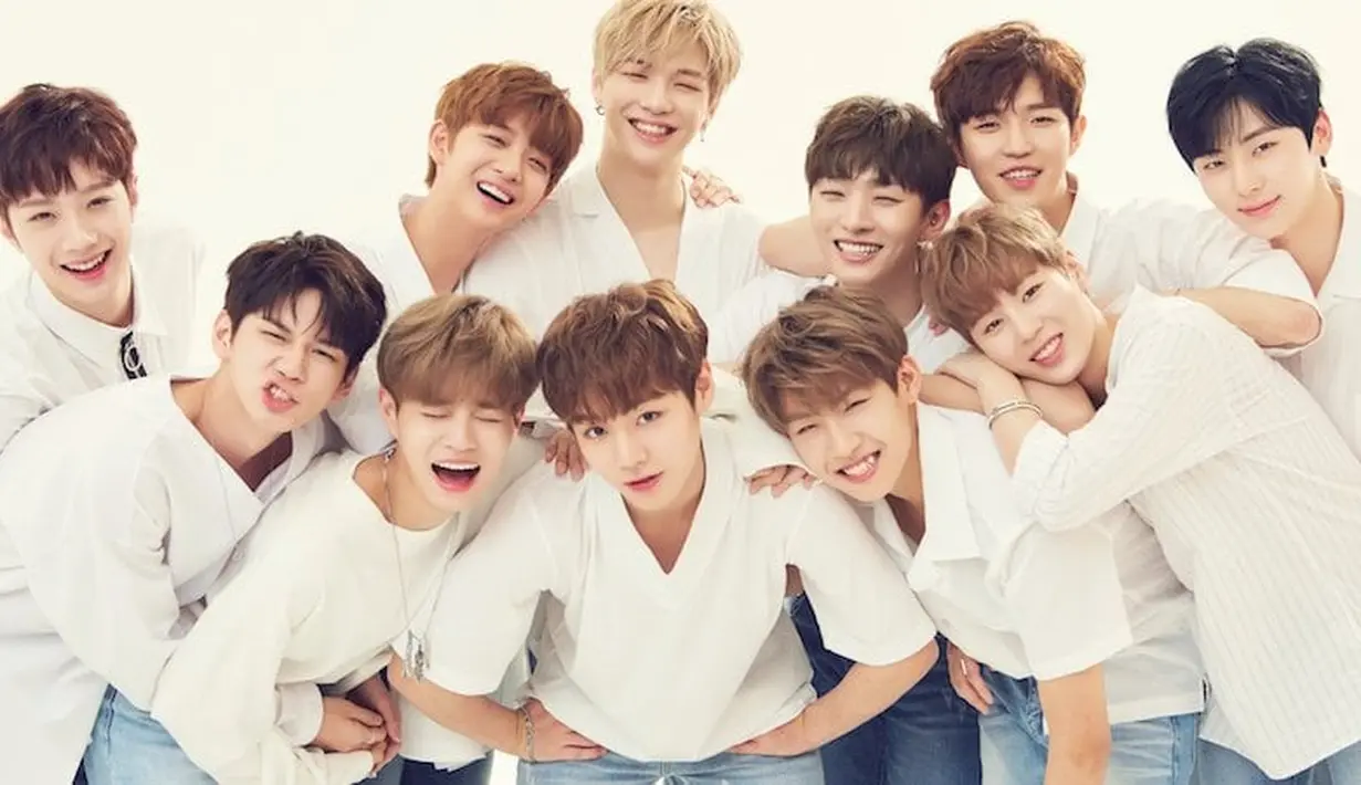 Saat itu, para personel Wanna One tak mengetahui jika aktivitas mereka sudah disiarkan secara langsung di Star Live. (Foto: Soompi.com)