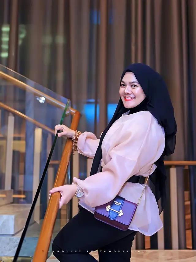 6 Potret Cantik Bunda Sarita, Ibunda Shafa Harris yang Didekati Vicky Prasetyo