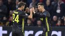 Striker Juventus, Cristiano Ronaldo, bersama Daniele Rugani melakukan selebrasi usai membobol gawang Ajax Amsterdam pada laga Liga Champions di Stadion Johan Cruyff, Rabu (10/4). Kedua tim bermain imbang 1-1. (AP/Martin Meissner)