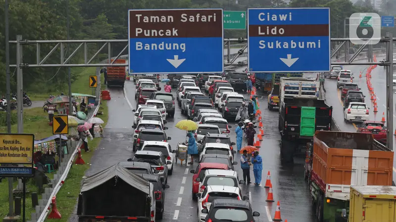 Kendaraan Menuju Puncak Terjebak Buka Tutup Arus