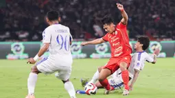 Menguasai pertandingan sejak menit awal, Persija gagal menembus pertahanan Arema FC. Persija justru kebobolan dua gol di menit-menit jelang babak kedua berakhir. Tampak dalam foto, gelandang serang Persija, Witan Sulaeman (tengah) diadang dua pemain Arema FC saat pertandingan pekan ke-20 BRI Super League 2025/2026 di Stadion Utama Gelora Bung Karno, Jakarta, Minggu (8/2/2026). (Bola.com/Abdul Aziz)