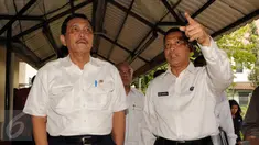 Kepala BNN Budi Waseso (kanan) mengajak Menkopolhukam Luhut Binsar Pandjaitan untuk melihat fasilitas yang dimiliki BNN, Jakarta, Kamis (10/3/2016). Luhut menilai, fasilitas lembaga BNN cukup memprihatinkan. (Liputan6.com/Helmi Afandi)