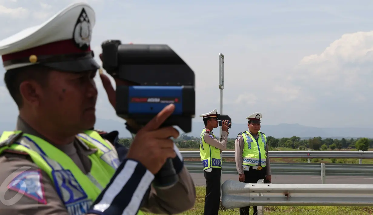 Polisi gunakan alat pendeteksi laju kendaraan di ruas tol Cikampek-Palimanan KM.165, Majalengka, (14/12). Perihal mengenai kecepatan kendaraan di jalan tol, diharapkan mengurangi kecelakaan akibat kendaraan yang melaju cepat. (Liputan6.com/Angga Yuniar)