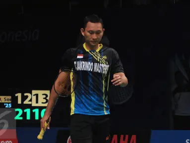 Tunggal putra Indonesia, Sony Dwi Kuncoro tertunduk saat laga melawan pemain Hongkong Hu Yun di 16 besar BCA Indonesia Open, Jakarta, Kamis (2/6). Sony kalah 12-21, 15-21, 16-21. (Liputan6.com/Helmi Fithriansyah)