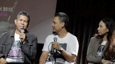 Denny Sakrie (kiri), Triadi Noor (tengah), Cara Vilenia (kanan) saat konpers konser Lenny Kravitz, Jakarta, Selasa (16/12/2014). (liputan6.com/Faizal Fanani)