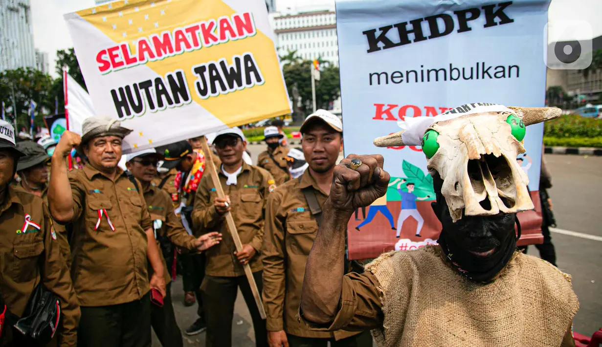 Pegawai Perhutani berunjuk rasa di kawasan Patung Kuda, Jakarta, Rabu (18/5/2022). Pegawai Perhutani khawatir bakal terjadi pengurangan karyawan secara besar-besaran setelah terbitnya SK 287 LHK Tahun 2022. (Liputan6.com/Faizal Fanani)
