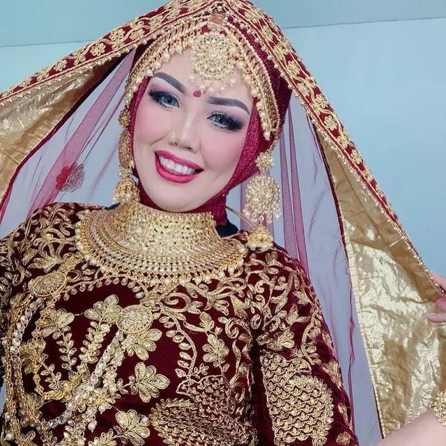 6 Potret Elly Sugigi saat Bergaya ala India, Bikin Pangling