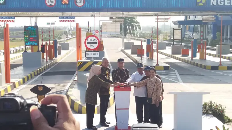 Presiden Jokowi meresmikan Jalan Tol Solo-Ngawi segmen Tol Kartasura-Sragen. (Liputan6.com/Hanz Jimenez Salim)