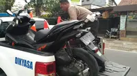 Petuga kepolisian mengamankan seorang pengendara motor yang menyematkan aksesori tersebut pada kendaarannya (TMC Polrestabes Bandung)