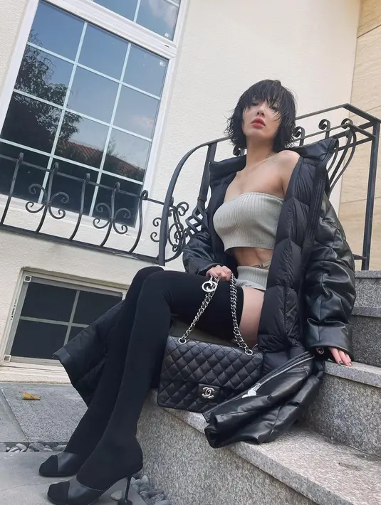 Outfit fashionable nan seksi ini dipadukan dengan puffy jacket, high tigh sock, dan tas dari Chanel.
[instagram/hyunah_aa]