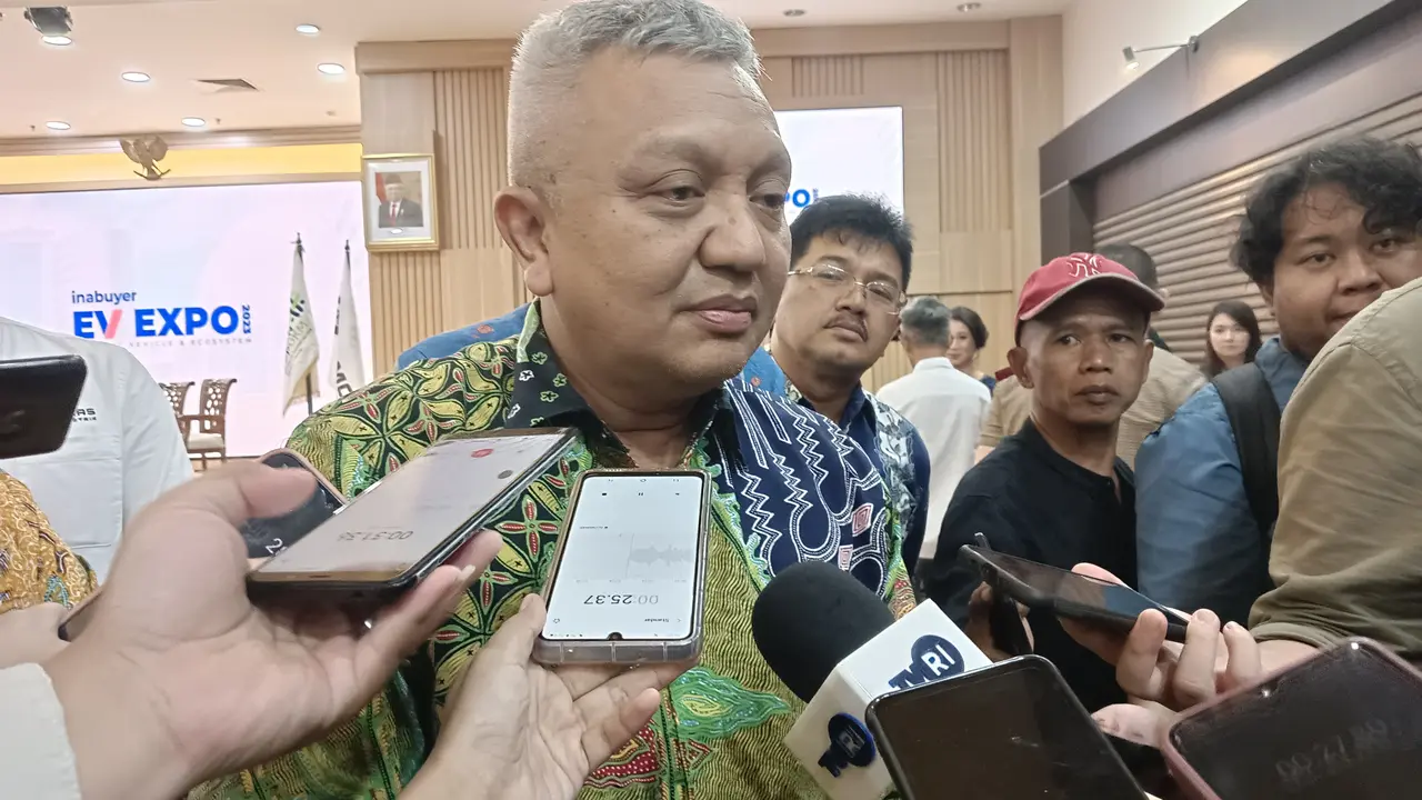 Deputi Bidang UKM Kementerian Koperasi dan UKM Hanung Harimba Rachman  dalam acara konferensi pers Inabuyer EV Expo 2023, di Kantor KemenKop UKM, Jakarta, Jumat (27/10/2023). (Ayu/Merdeka.com)