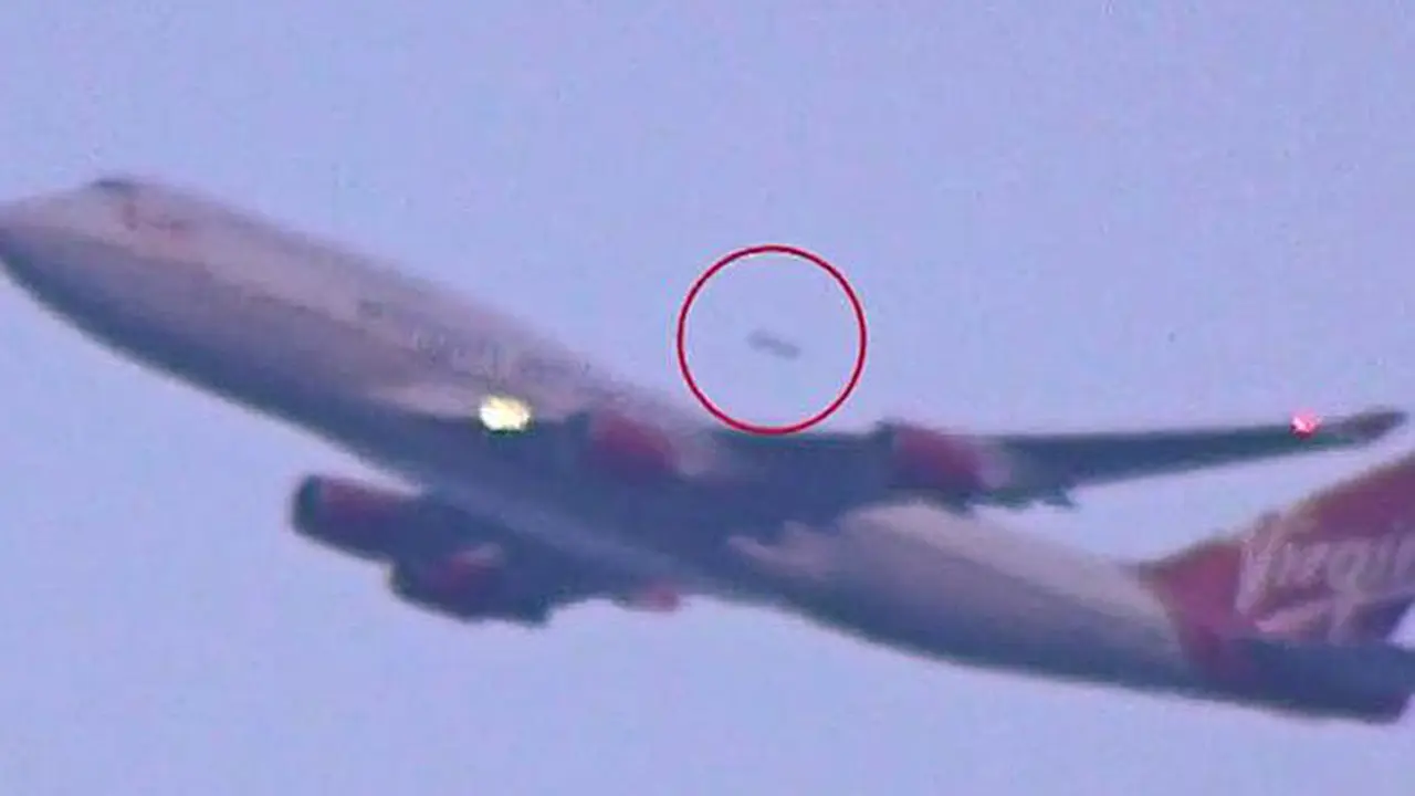 Penampakan Benda Terbang Misterius di Atas Pesawat Virgin, UFO?