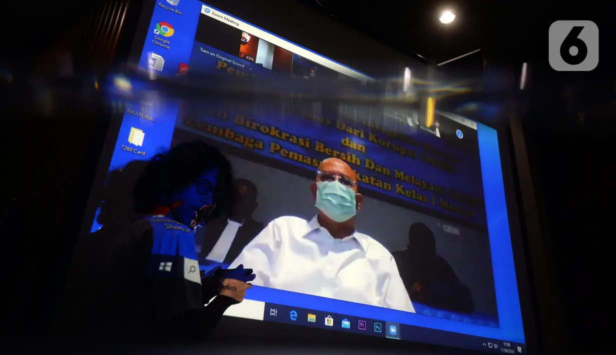 Wali Kota Medan nonaktif, Tengku Dzulmi Eldin mendengarkan Majelis Hakim membacakan vonis dalam sidang melalui video conference di Gedung KPK, Jakarta, Kamis (11/6/2020). Dzulmi Eldin terlibat dalam kasus dugaan menerima suap proyek dan jabatan pada Pemkot Medan tahun 2019. (merdeka.com/Dwi Narwoko)