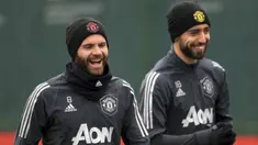 Gelandang Manchester United, Juan Mata (kiri) dan Bruno Fernandes saat mengikuti sesi latihan tim di Manchester, Inggris, Rabu (19/2/2020). MU akan bertanding melawan wakil Belgia, Club Brugge pada leg pertama babak 32 besar Liga Europa di Jan Breydel Stadion. (Simon Cooper/PA via AP)