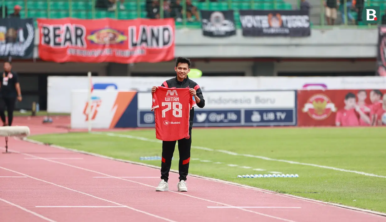 Pemain baru Persija Jakarta, Witan Sulaeman saat diperkenalkan oleh manajemen Persija menjelang dimulainya laga lanjutan BRI Liga 1 antara Persija Jakarta menghadapi Rans Nusantara FC di Stadion Patriot Candrabhaga, Bekasi, Jumat (3/2/2023). (Bola.com/M Iqbal Ichsan)