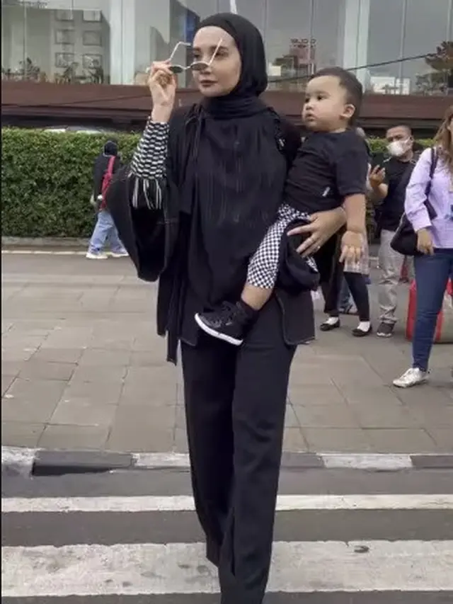 Zaskia Sungkar mengajak putranya, Ukkasya melenggang di Citayam Fashion Week. (Foto: Instagram/zaskiasungkar15)