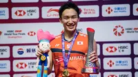 Tunggal putra Jepang, Kento Momota, menjadi juara usai mengalahkan tunggal Indonesia, Anthony Ginting pada BWF World Tour 2019 di Tianhe Gymnasium, Guangzhou, Minggu (15/12). Ginting kalah 21-17, 17-21 dan 14-21 dari Momota. (AFP/STR)