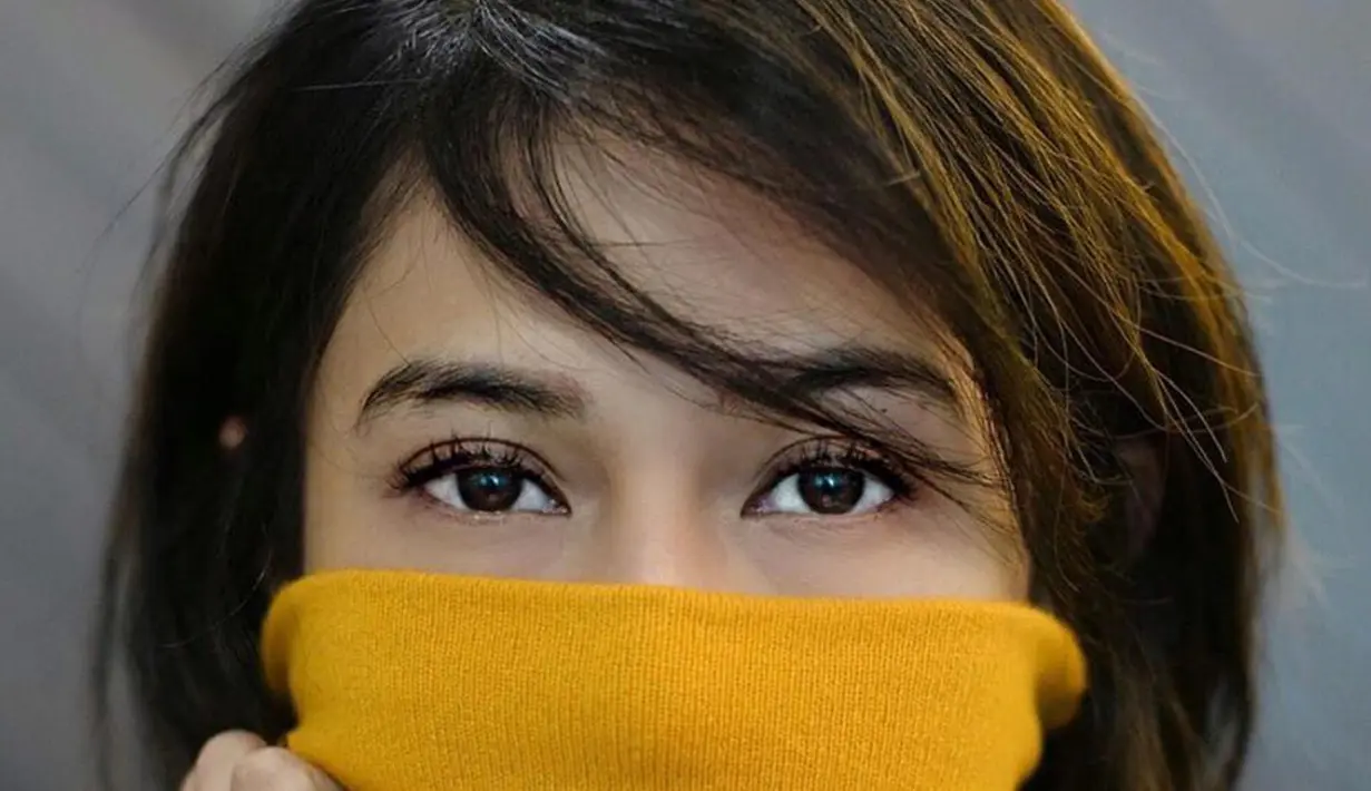 Memakai baju turtle neck berwarna kuning, Dian Sastro menampilkan sorot matanya yang tajam dan pandangannya yang dalam. (Liputan6.com/IG/@gadiiingmoto)