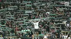 Suporter tim Elang Jawa membentangkan syal saat menyaksikan laga uji coba Timnas Indonesia u-19 melawan PSS Sleman di Stadion Maguwohardjo, Sleman, Sabtu (12/8). Laga ini persiapan Timnas sebelum Piala AFF U-18, Myanmar. (Liputan6.com/Helmi Fithriansyah)