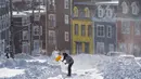 Warga menggali salju untuk membuat jalan dari rumahnya di Kota St John's, Newfoundland, Kanada, Sabtu (18/1/2020). St John's menghadapi keadaan darurat ketika salju tebal memaksa pusat-pusat bisnis tutup dan kendaraan dilarang melintas di jalan raya. (Andrew Vaughan/The Canadian Press via AP)
