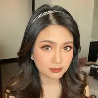 Makeup look Valencia untuk resepsi hari kedua tak jauh berbeda dari yang pertama.
