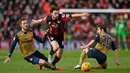 Pemain AFC Bournemouth, Harry Arter (tengah)  berusaha keluar dari hadangan para pemain Arsenal pada lanjutan liga Premier Inggris di Stadion Vitality, Minggu (7/2/2016). (AFP/Glyn Kirk)