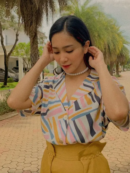 "Iya ngurangin banget terutama syuting setiap hari. Belum dapet izin dari suami karena covid. Kalau bintang tamu sudah mulai dari kemaren. Kalau PSBB lagi jadi nggak diambil dulu apapun pekerjaannya. Sekarang sudah transisi balik lagi deh," kata Bunga Zainal. (Instagram/bungazainal05)