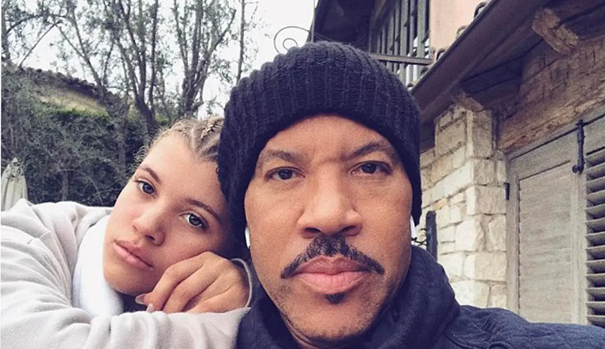 Sofia Richie merupakan anak perempuan dari penyanyi, penulis lagu, aktor dan produser rekaman, Lionel Richie dan Diana Alexander Richie, seorang perancang busana. (doc.dailymail.com)