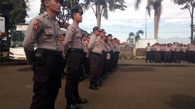 Sekitar 1.200 anggota polres Garut dan BKO Polda Jabar mengikuti Apel Pergeseran Pasukan Dalam Rangka Pengamanan Pemilu Tahun 2019 di Kabupaten Garut, Personil Satgas Operasi Mantap Brata Lodaya 2018 dan PAM TPS BKO Polda Jabar