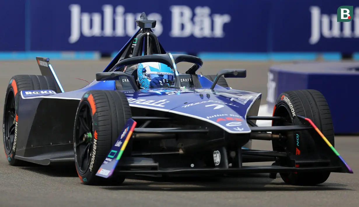 Pembalap Maserati MSG Racing, Maximilian Guenther memacu mobilnya saat sesi kualifikasi Jakarta E-Prix 2023 round-11 di Jakarta International E-Prix Circuit, Ancol, Jakarta, Minggu (04/06/2023). Gunther sukses meraih P1 setelah mengalahkan pembalap Avalanche Andretti, Jake Dennis dengan perbedaan waktu 0.585 detik. (Bola.com/Bagaskara Lazuardi)