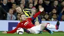 Pemain Manchester United, Wayne Rooney, dilanggar pemain Fenerbahce, Simon Kjaer, dalam laga Grup A Liga Europa di Stadion Old Trafford, Manchester, Jumat (21/10/2016). (Reuters/Phil Noble)