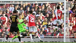 Penyerang Arsenal, Eddie Nketiah (kanan) saat mencetak gol ke gawang Monaco pada final turnamen pramusim Emirates Cup di Stadion Emirates di London utara pada 3 Agustus 2023. (AFP/Glyn Kirk)